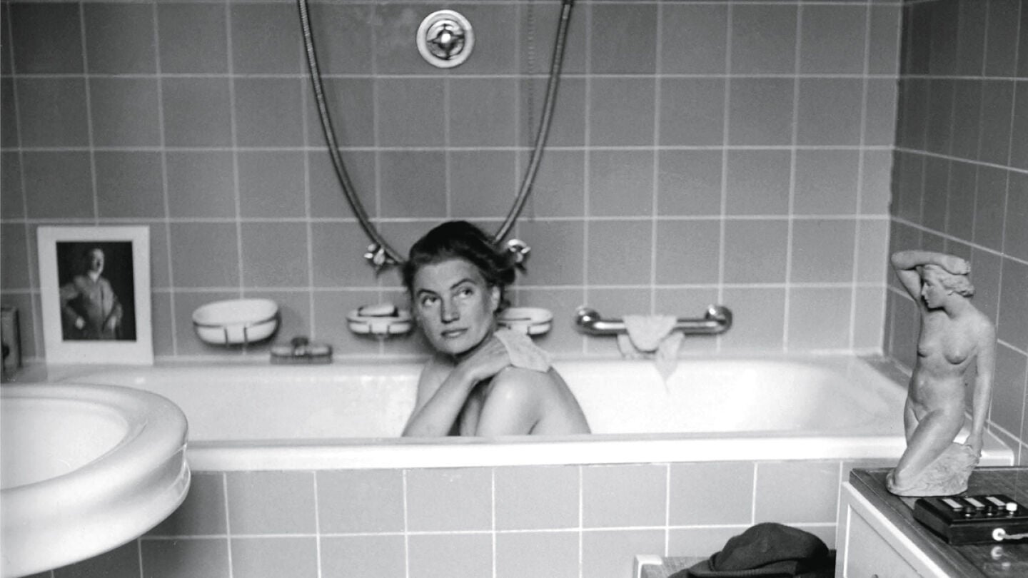 Lee Miller en la ba&ntilde;era de Hitler en 1945
