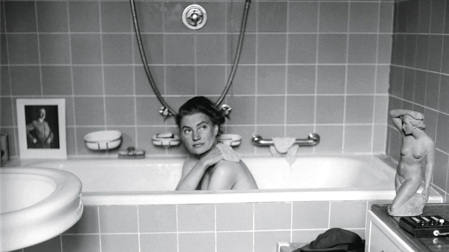 Lee Miller en la bañera de Hitler en 1945 Lee Miller en la bañera de Hitler en 1945