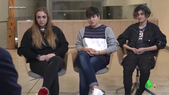 La crítica de tres adolescentes al veto parental que "rompe los esquemas" a Manuel Burque La crítica de tres adolescentes al veto parental que "rompe los esquemas" a Manuel Burque
