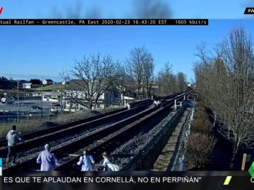 Una familia a punto de ser arrollada por un tren por estar haciéndose fotos en las vías Una familia a punto de ser arrollada por un tren por estar haciéndose fotos en las vías
