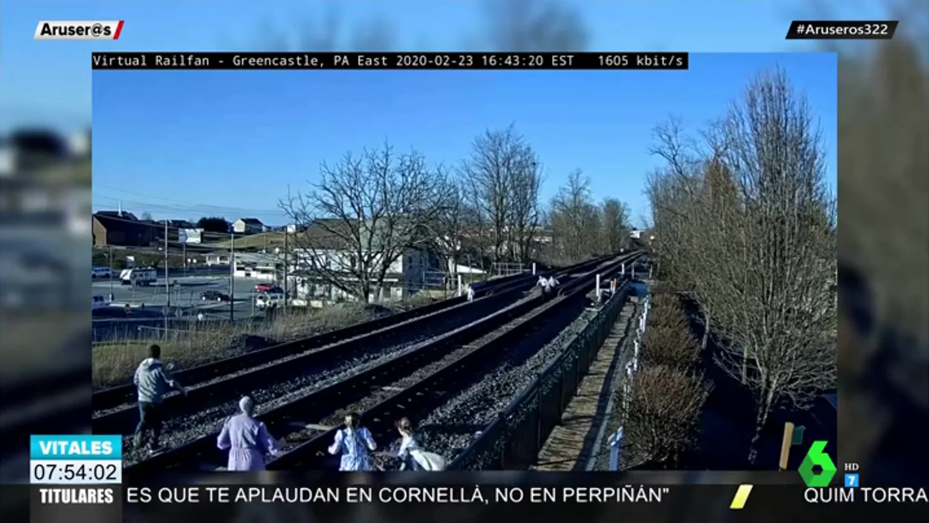 Una familia a punto de ser arrollada por un tren por estar haciéndose fotos en las vías
