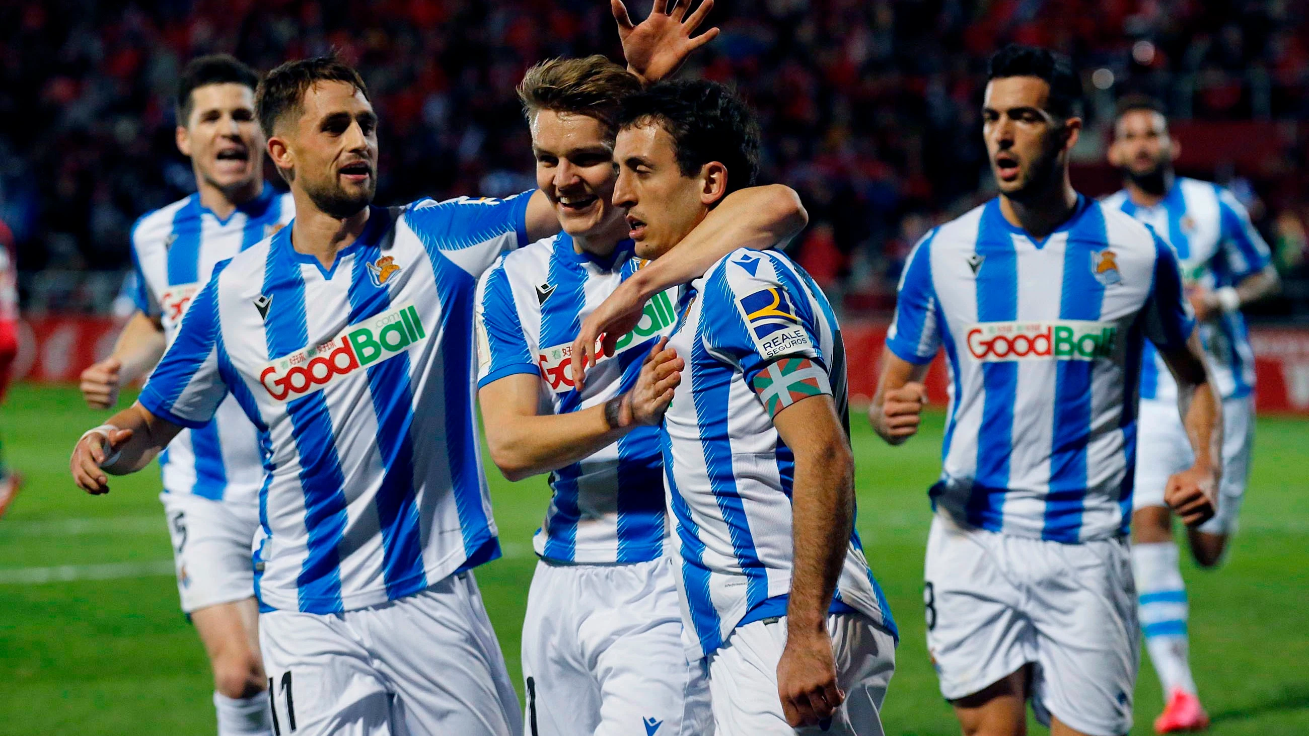 Los jugadores de la Real Sociedad celebran un gol.