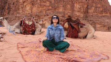 Silvia Abril meditando en el desierto