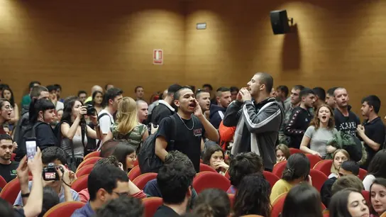 Un grupo de personas interrumpen el acto de Pablo Iglesias Un grupo de personas interrumpen el acto de Pablo Iglesias