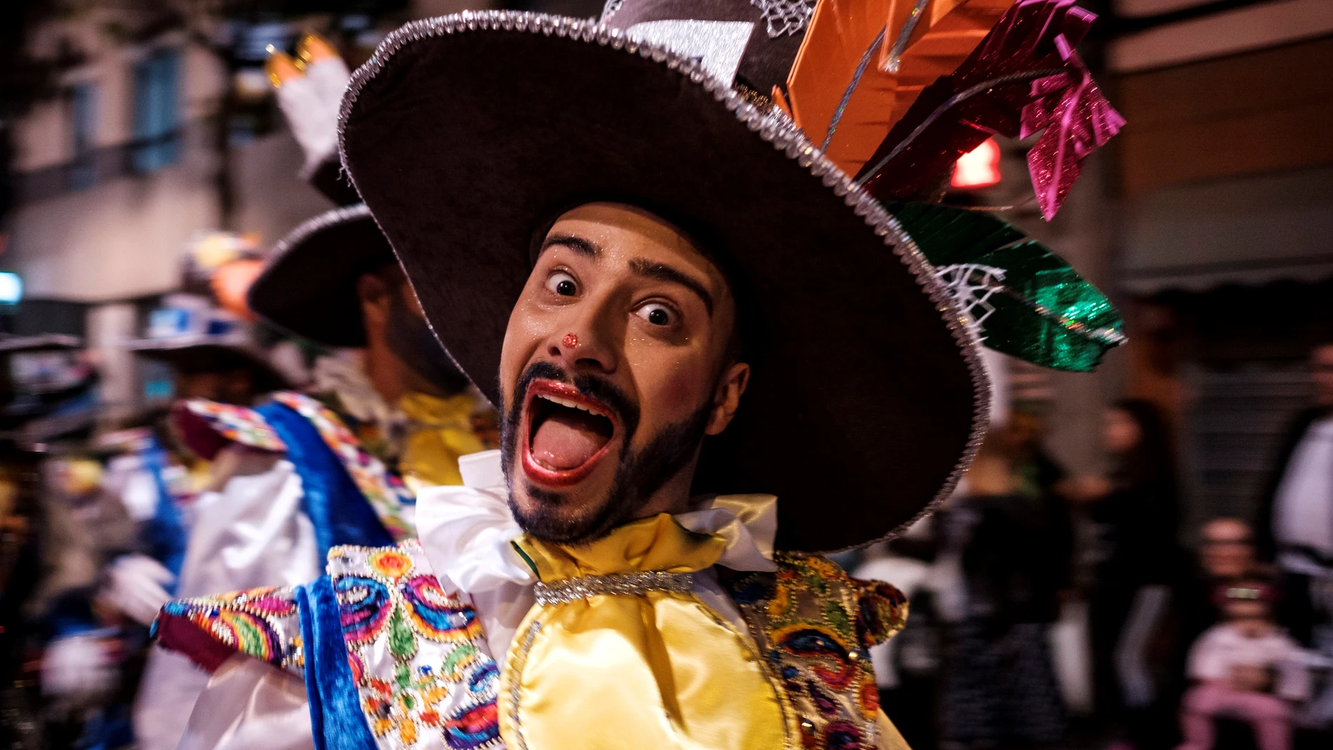 Un hombre disfrazado disfruta en Carnaval.
