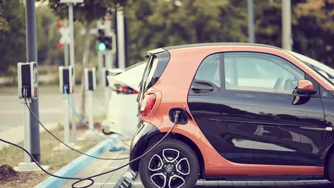 Coche eléctrico en un punto de recarga Coche eléctrico en un punto de recarga