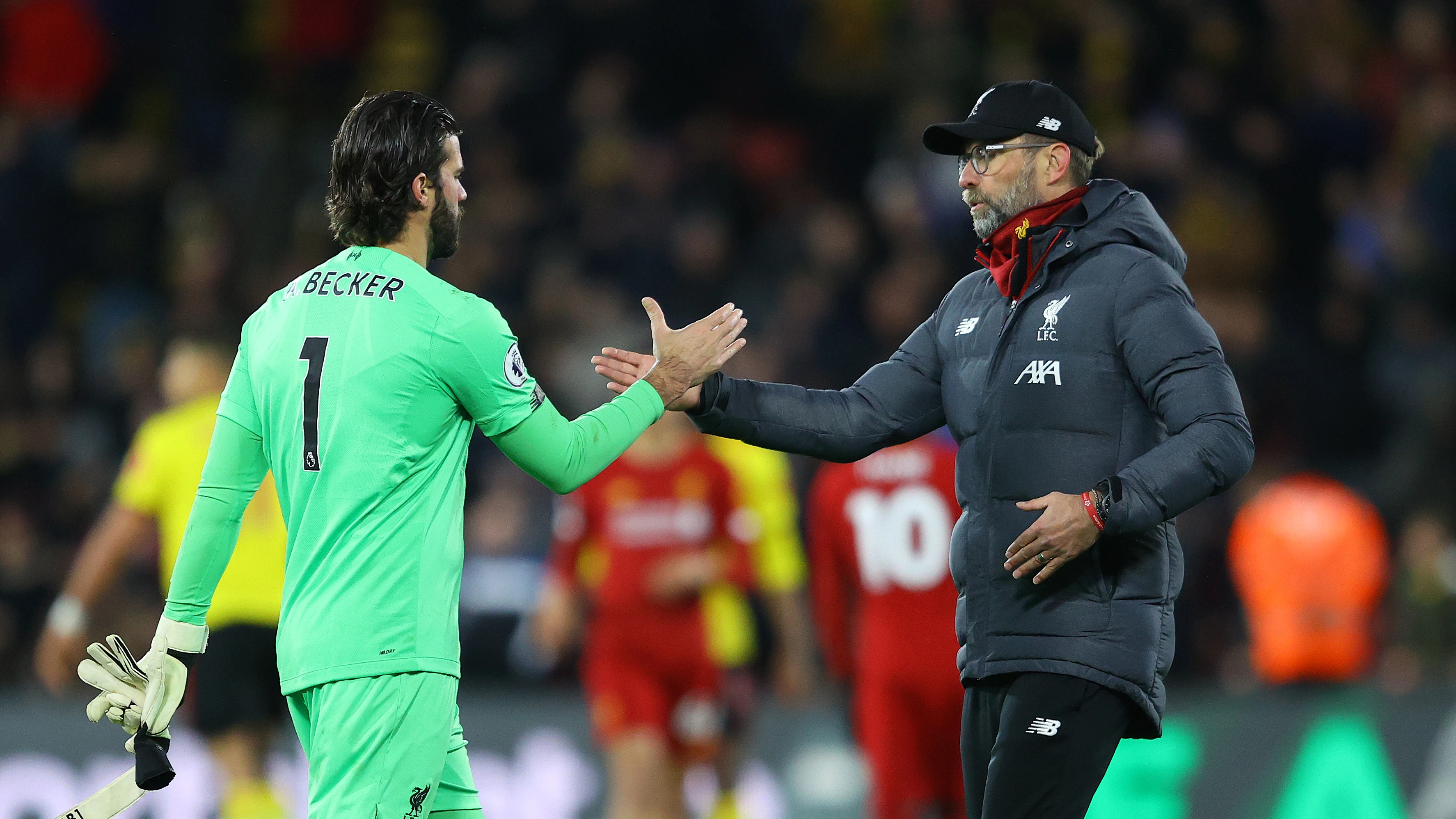 Jurgen Klopp y Alisson Becker durante un partido