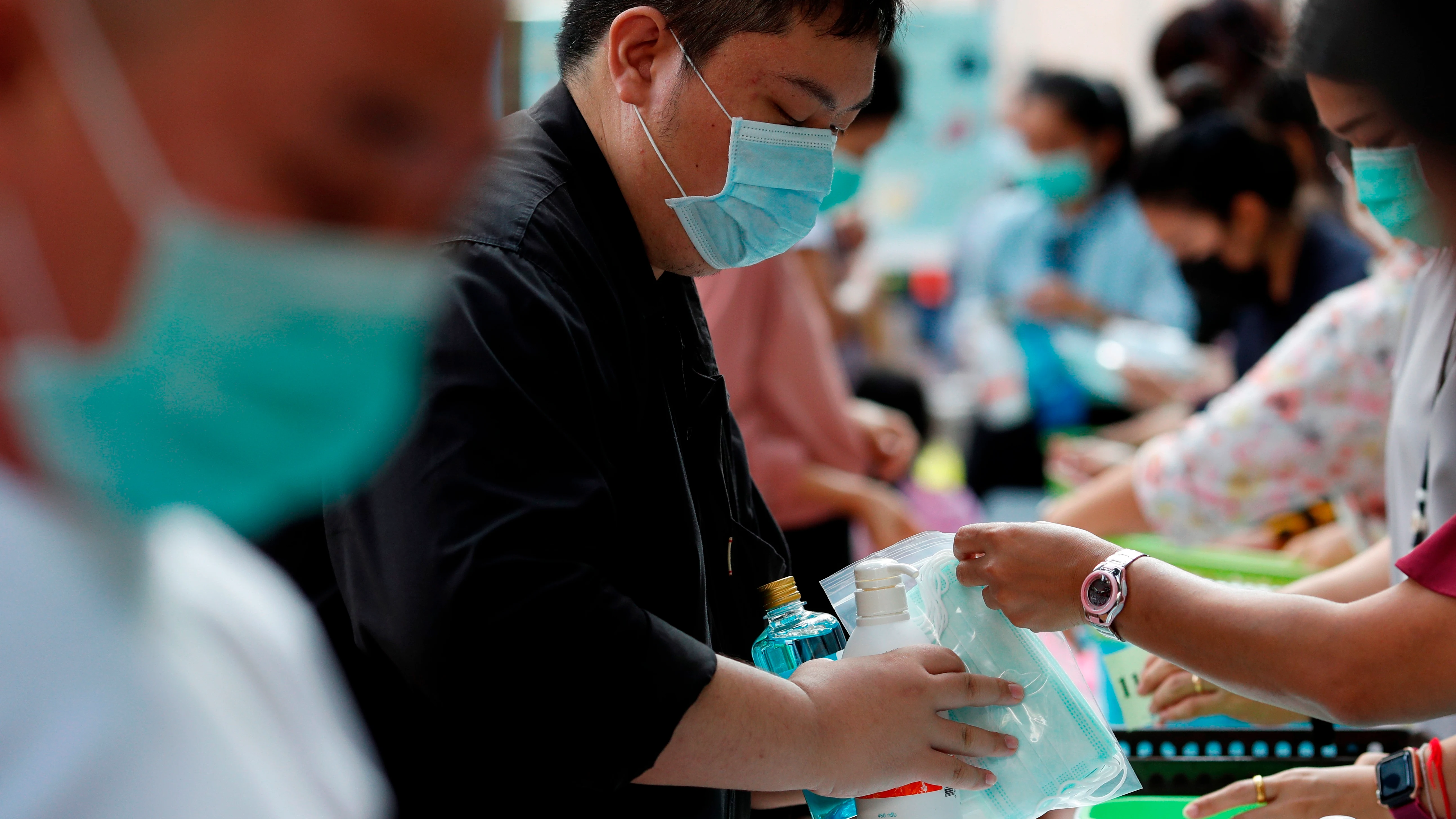 Personas con mascarilla por el brote de coronavirus