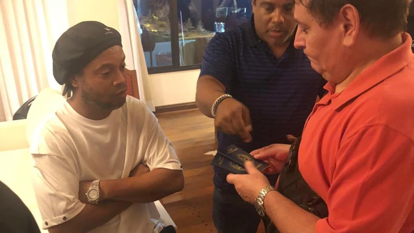 Ronaldinho, en el momento de su detención Ronaldinho, en el momento de su detención