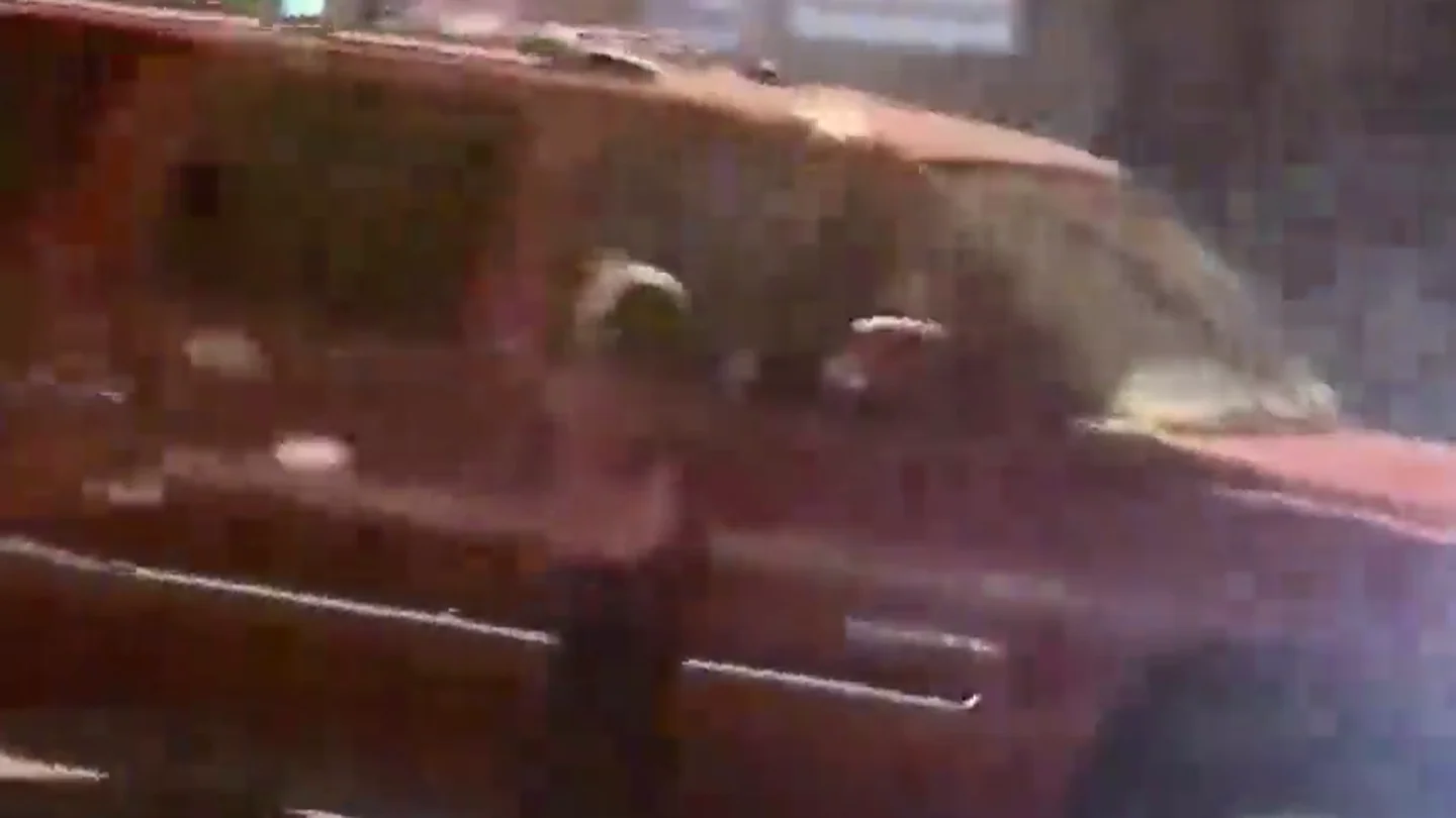 Posible caso de maltrato infantil: conduce con una niña colgada de la ventanilla del coche Posible caso de maltrato infantil: conduce con una niña colgada de la ventanilla del coche