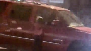 Posible caso de maltrato infantil: conduce con una niña colgada de la ventanilla del coche