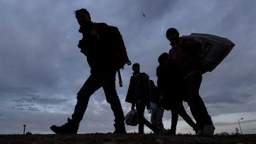 Un grupo de refugiados intenta cruzar la frontera griega