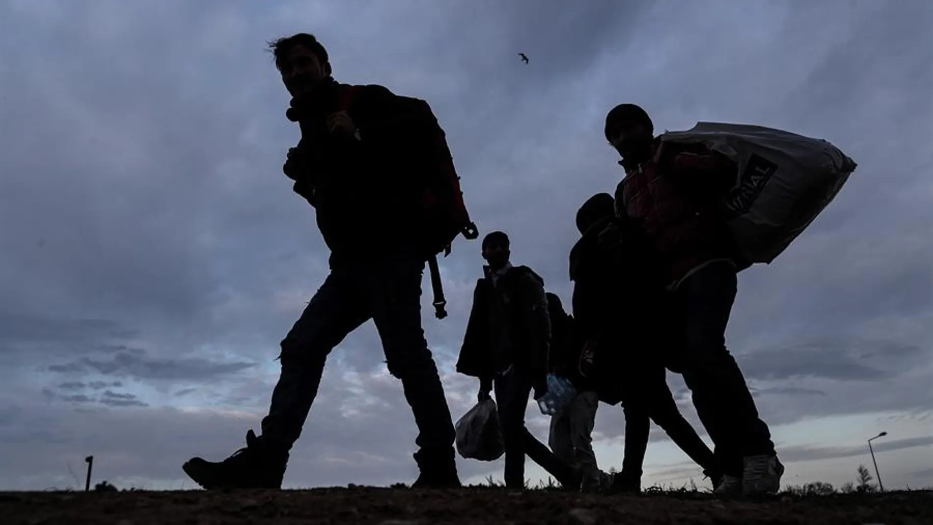 Un grupo de refugiados intenta cruzar la frontera griega