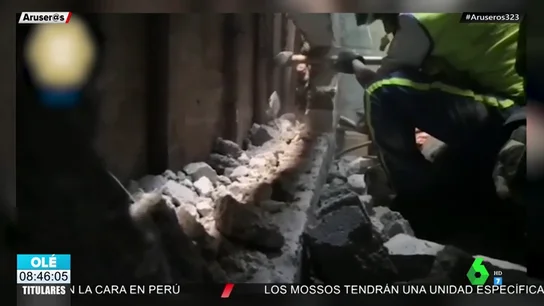 El heroico rescate de unos bomberos a una recién nacida que arrojaron entre los muros de una vivienda El heroico rescate de unos bomberos a una recién nacida que arrojaron entre los muros de una vivienda