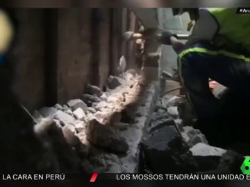 El heroico rescate de unos bomberos a una recién nacida que arrojaron entre los muros de una vivienda El heroico rescate de unos bomberos a una recién nacida que arrojaron entre los muros de una vivienda