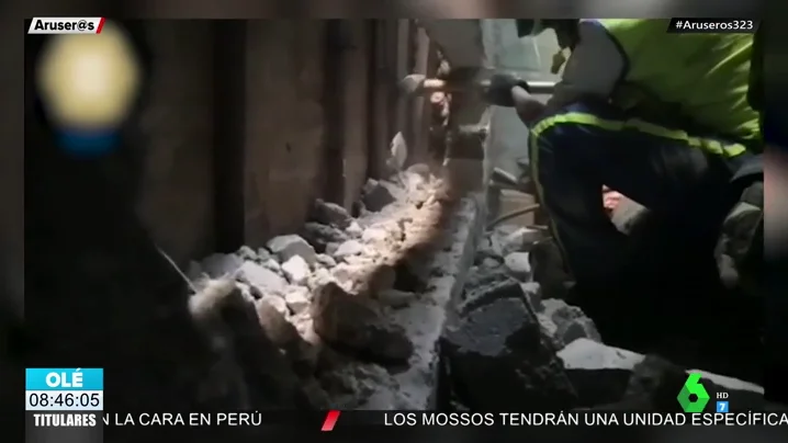 El heroico rescate de unos bomberos a una recién nacida que arrojaron entre los muros de una vivienda