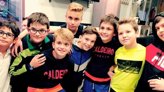 El grupo de amigos antes de raparse juntos la cabeza El grupo de amigos antes de raparse juntos la cabeza