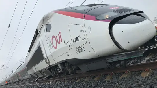 Una veintena de heridos tras descarrilar un tren de alta velocidad en Francia Una veintena de heridos tras descarrilar un tren de alta velocidad en Francia