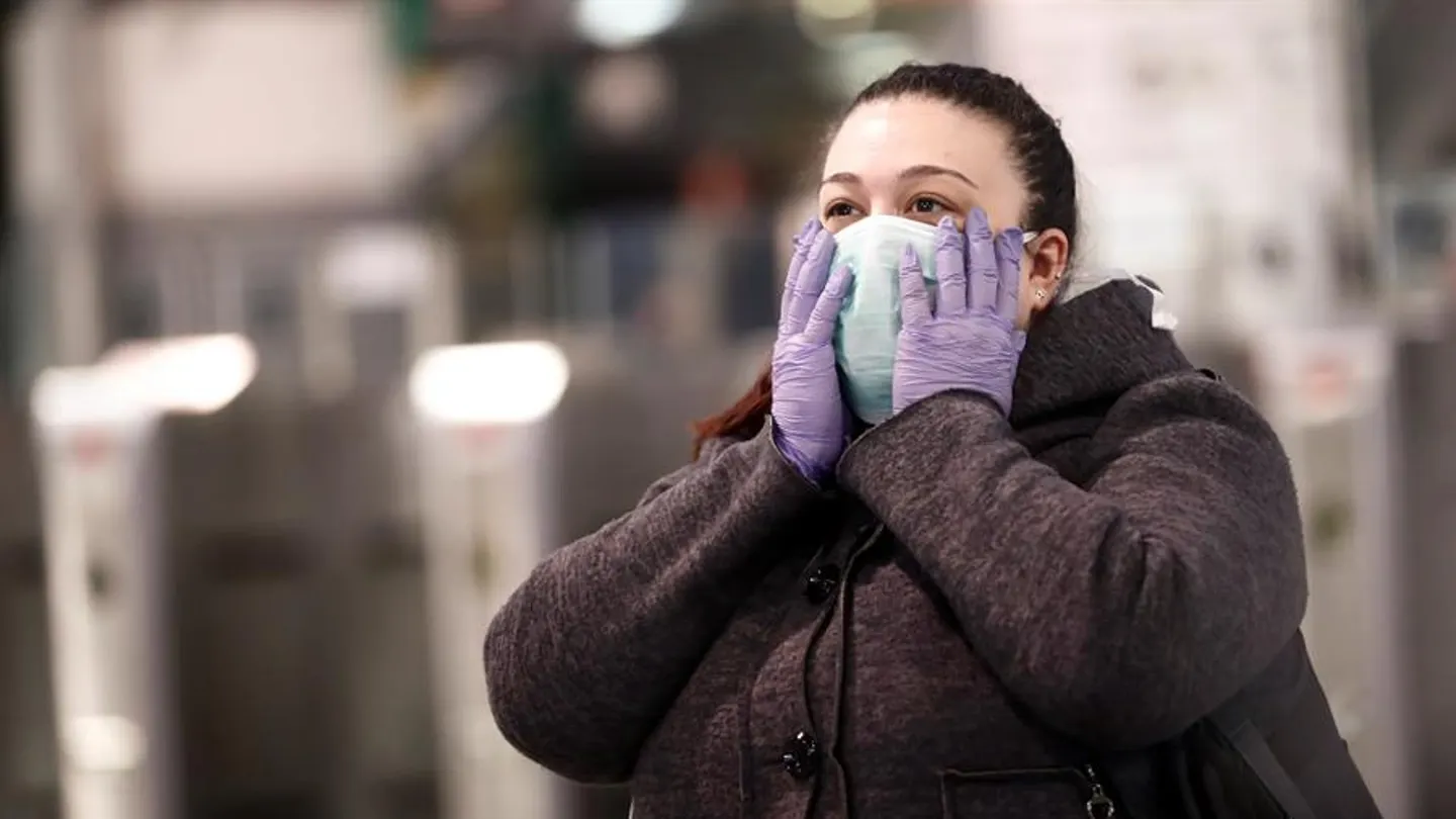 Una mujer con mascarilla en Madrid Una mujer con mascarilla en Madrid