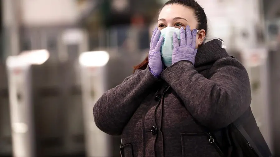 Una mujer con mascarilla en Madrid