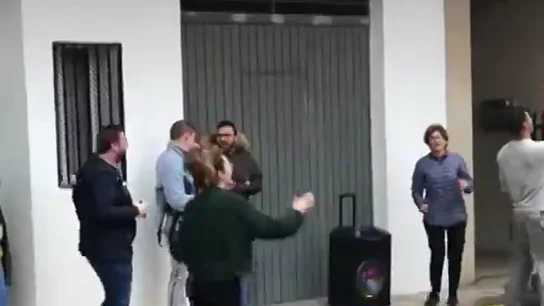 Cerveza en mano y bailando en plena calle: la alcaldesa de Massalavés se salta el confinamiento para celebrar San José Cerveza en mano y bailando en plena calle: la alcaldesa de Massalavés se salta el confinamiento para celebrar San José