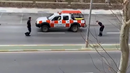 Protección Civil de Cartagena baila el 'Hola Don Pepito, Hola Don José' para animar a los vecinos confinados Protección Civil de Cartagena baila el 'Hola Don Pepito, Hola Don José' para animar a los vecinos confinados