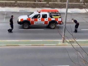 Protección Civil de Cartagena baila el 'Hola Don Pepito, Hola Don José' para animar a los vecinos confinados Protección Civil de Cartagena baila el 'Hola Don Pepito, Hola Don José' para animar a los vecinos confinados
