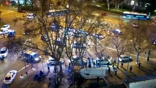 El emotivo homenaje de decenas de agentes de Policía a los sanitarios por su labor en la crisis del coronavirus El emotivo homenaje de decenas de agentes de Policía a los sanitarios por su labor en la crisis del coronavirus