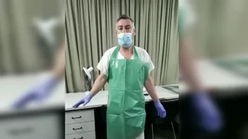 Un sanitario del Hospital de Getafe enseña a fabricar un mandil de protección contra el coronavirus con bolsas de plástico