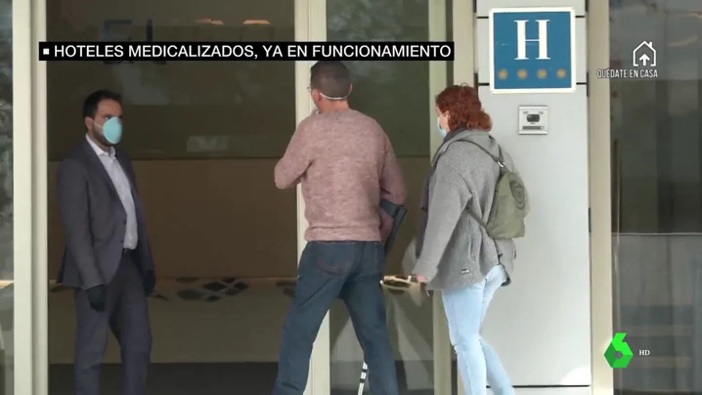 Dos pacientes entrando a un hotel medicalizado en Madrid Dos pacientes entrando a un hotel medicalizado en Madrid