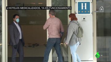 Dos pacientes entrando a un hotel medicalizado en Madrid