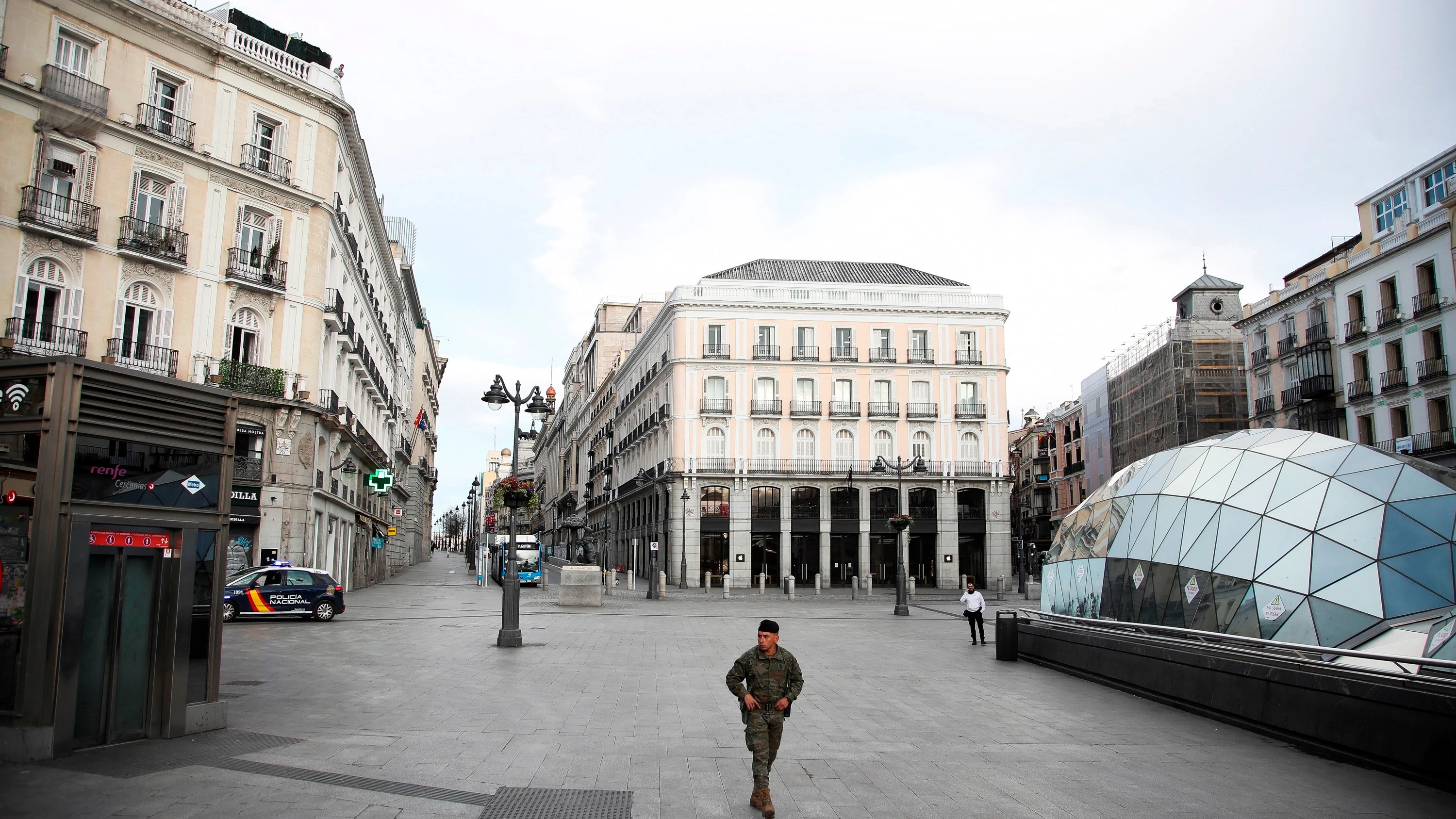 Imagen de la Puerta del Sol durante el confinamiento de marzo