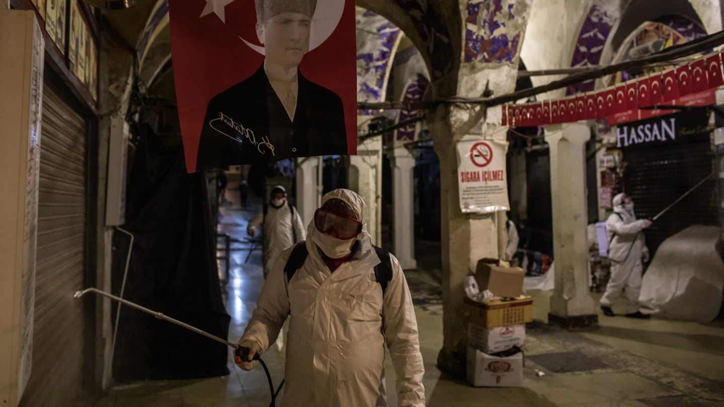 Operarios sanitarios realizan labores de limpieza en el Gran Bazar de Estambul (Turquía) Operarios sanitarios realizan labores de limpieza en el Gran Bazar de Estambul (Turquía)