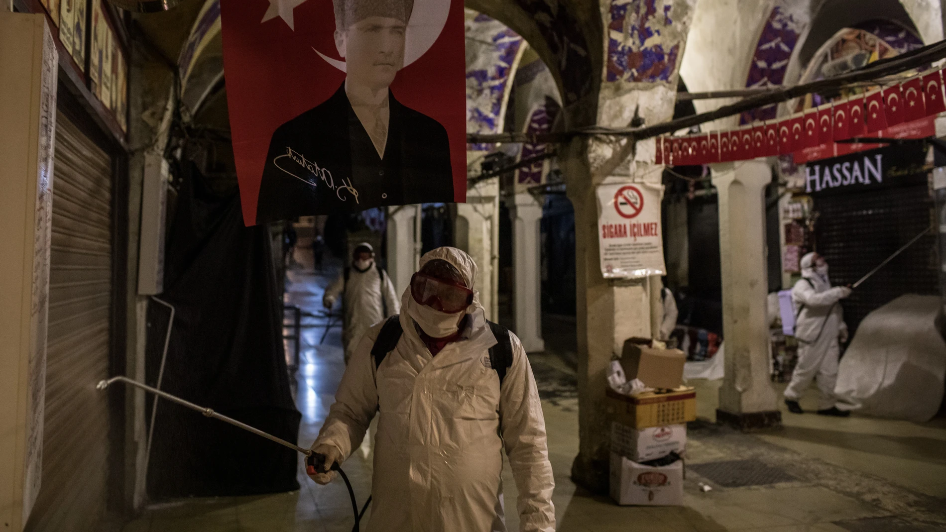 Operarios sanitarios realizan labores de limpieza en el Gran Bazar de Estambul (Turquía)