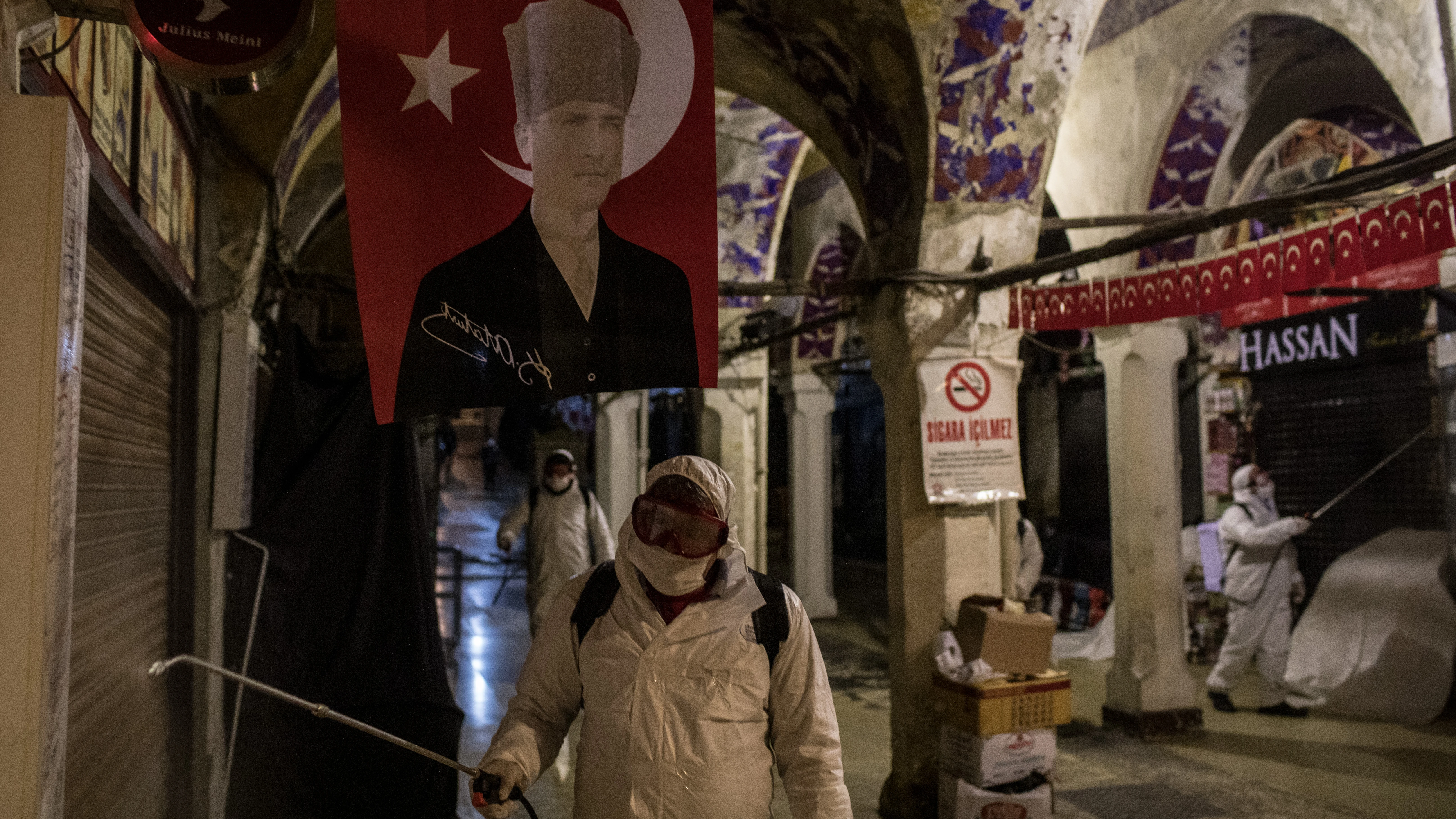 Operarios sanitarios realizan labores de limpieza en el Gran Bazar de Estambul (Turquía)