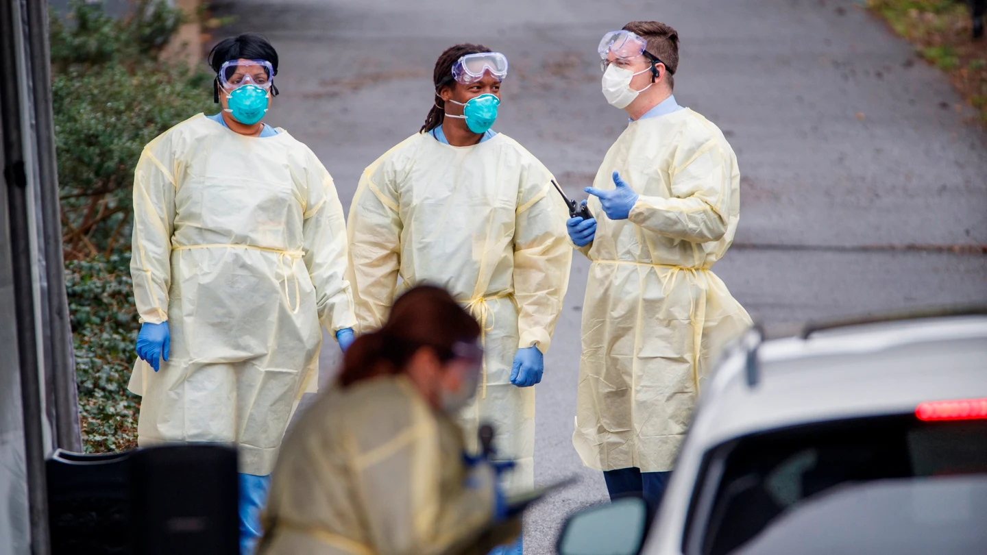 Sanitarios realizando una prueba rápida de coronavirus Sanitarios realizando una prueba rápida de coronavirus