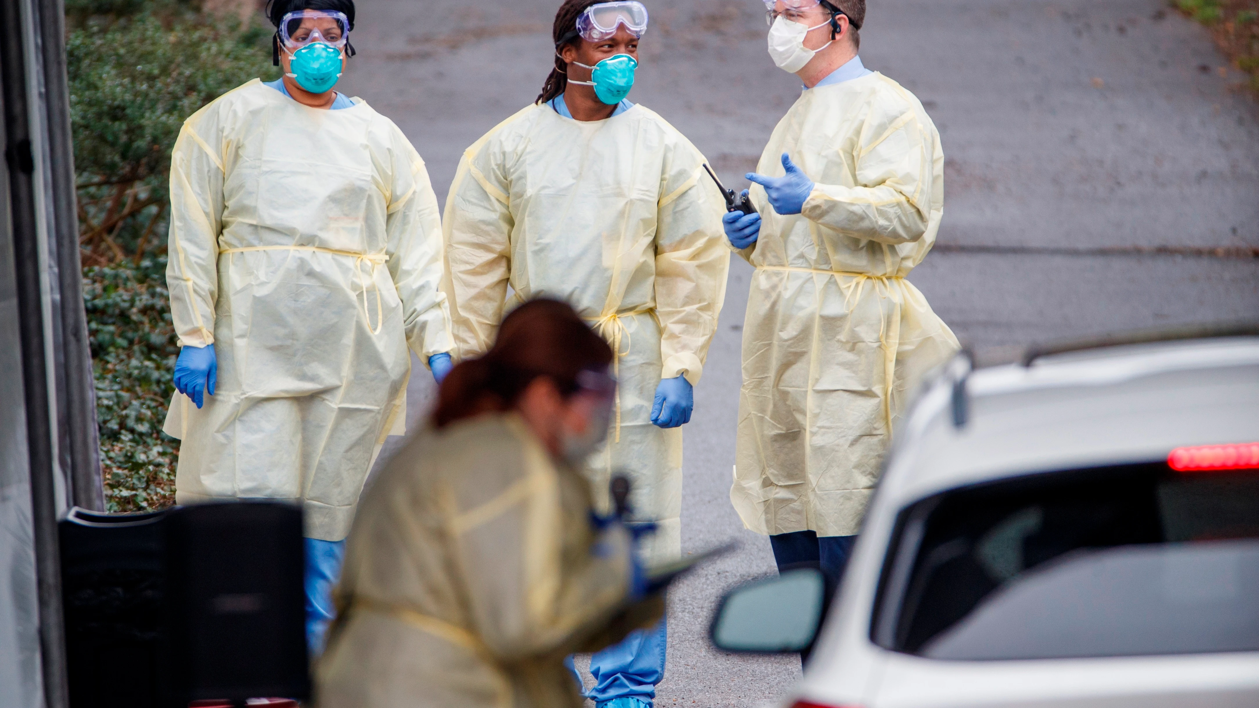 Sanitarios realizando una prueba rápida de coronavirus