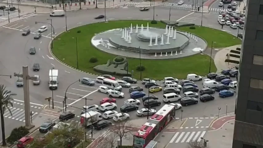 Largos atascos a la salida de Valencia con estrictos controles policiales en pleno confinamiento por coronavirus