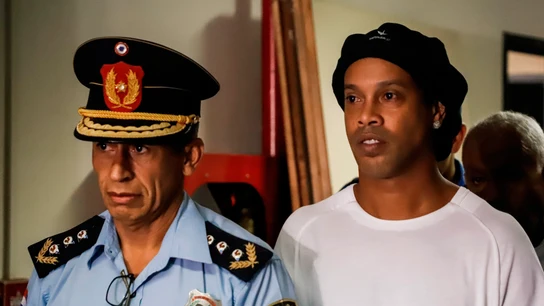 Ronaldinho, tras ser detenido Ronaldinho, tras ser detenido