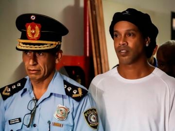 Ronaldinho, tras ser detenido Ronaldinho, tras ser detenido