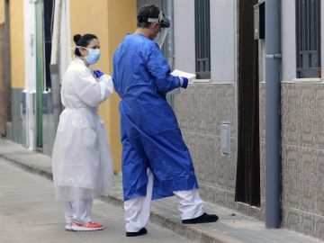 Sanitarios atienden a domicilio a un paciente en plena crisis del coronavirus Sanitarios atienden a domicilio a un paciente en plena crisis del coronavirus