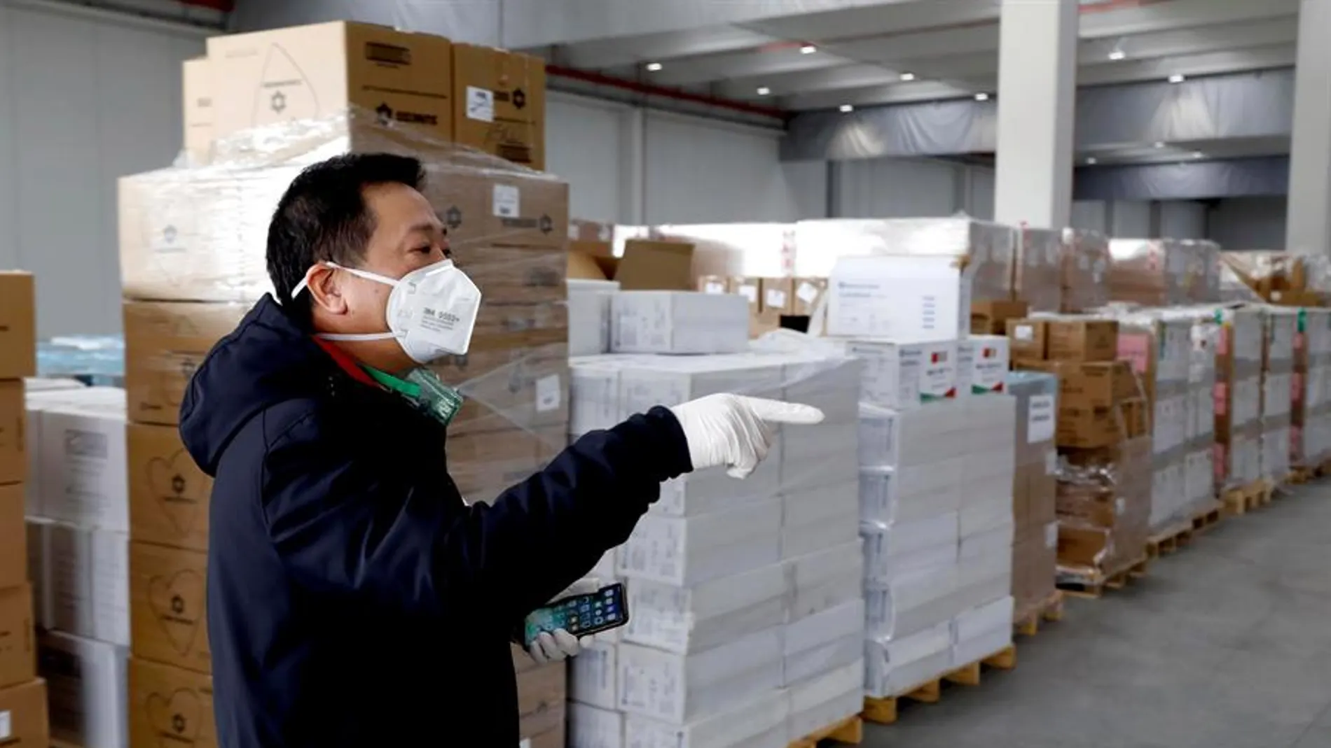 China dona suministros sanitarios para la región de Lombardía, afectada por coronavirus, en Italia