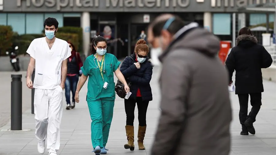 Trabajadores de la sanidad junto a la entrada del hospital La Paz de Madrid