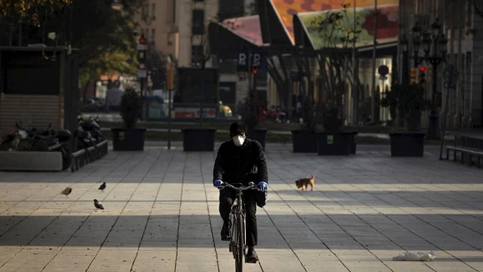 Un ciudadano en bicicleta por Barcelona en plena crisis de coronavirus Un ciudadano en bicicleta por Barcelona en plena crisis de coronavirus