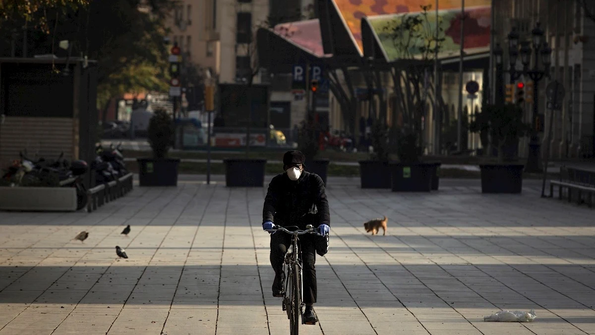 Un ciudadano en bicicleta por Barcelona en plena crisis de coronavirus