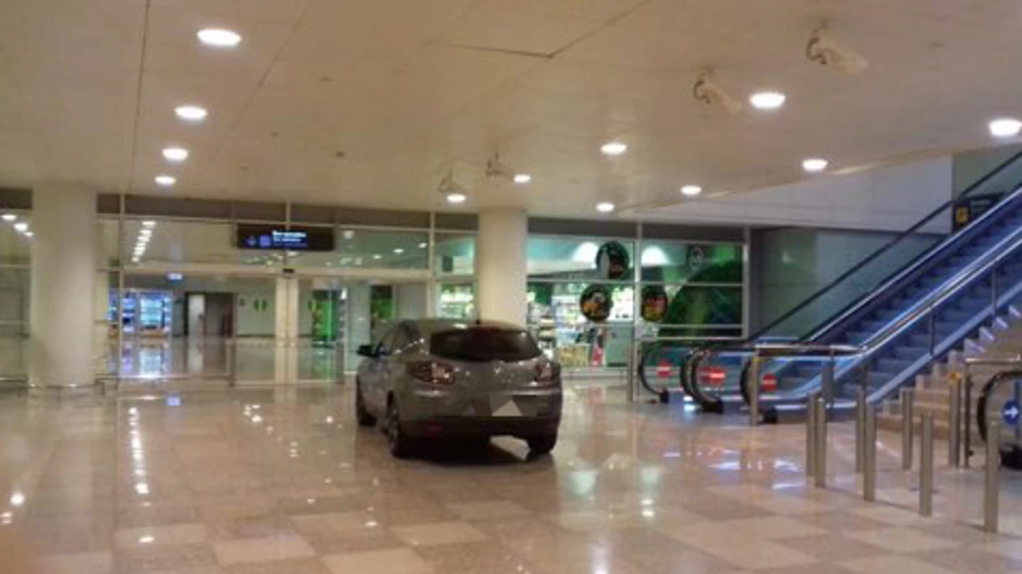 Imagen del vehículo en el interior de la T1 del aeropuerto barcelonés Imagen del vehículo en el interior de la T1 del aeropuerto barcelonés
