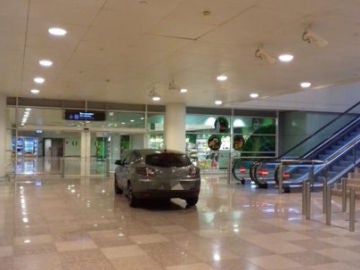Imagen del vehículo en el interior de la T1 del aeropuerto barcelonés Imagen del vehículo en el interior de la T1 del aeropuerto barcelonés