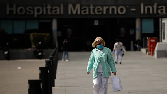 Una sanitaria sale del hospital Una sanitaria sale del hospital