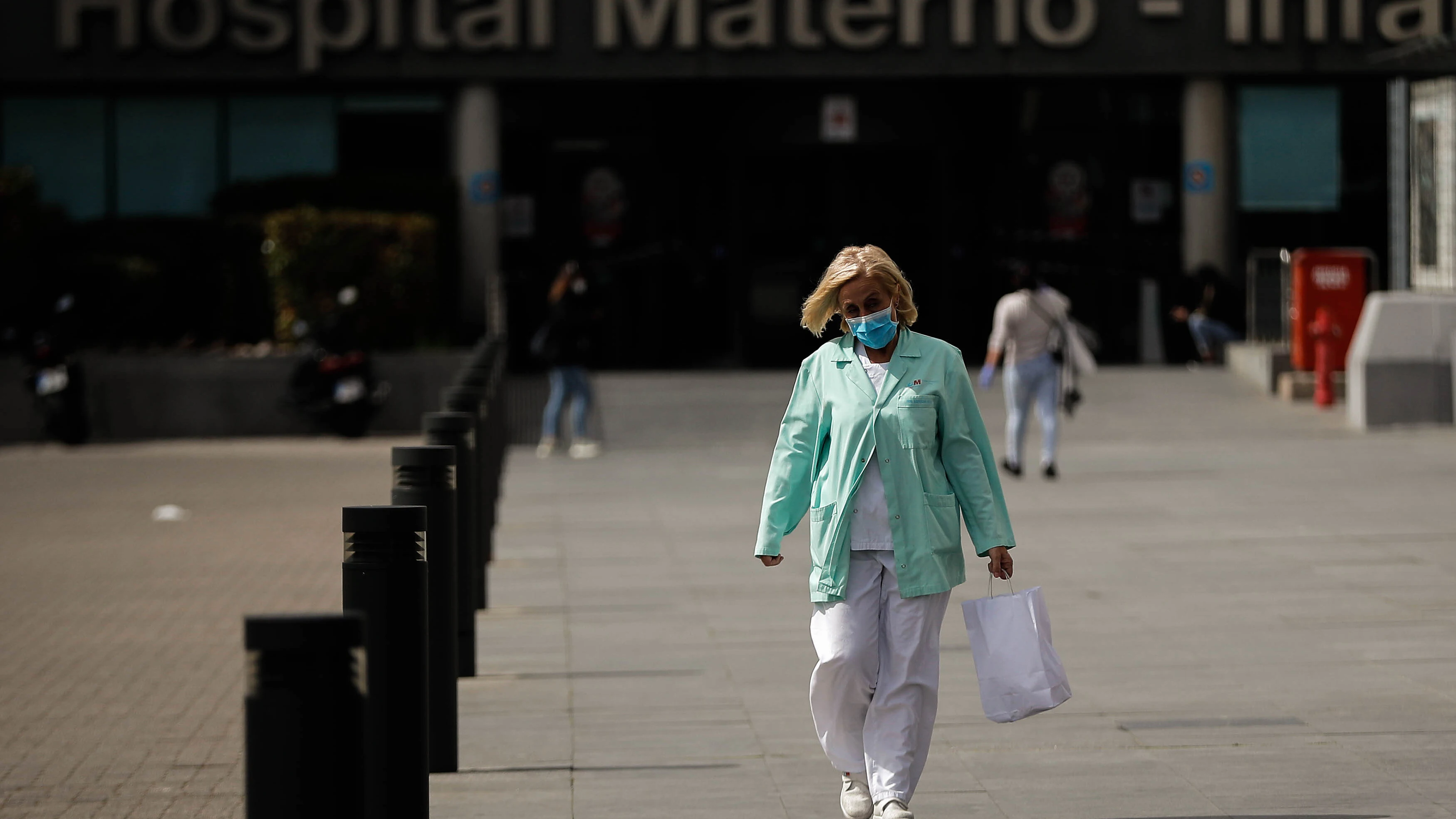 Una sanitaria sale del hospital