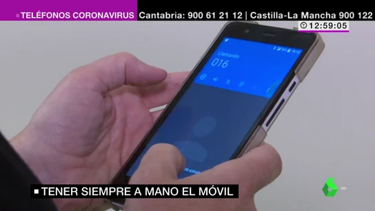 Imagen de una persona con un móvil Imagen de una persona con un móvil